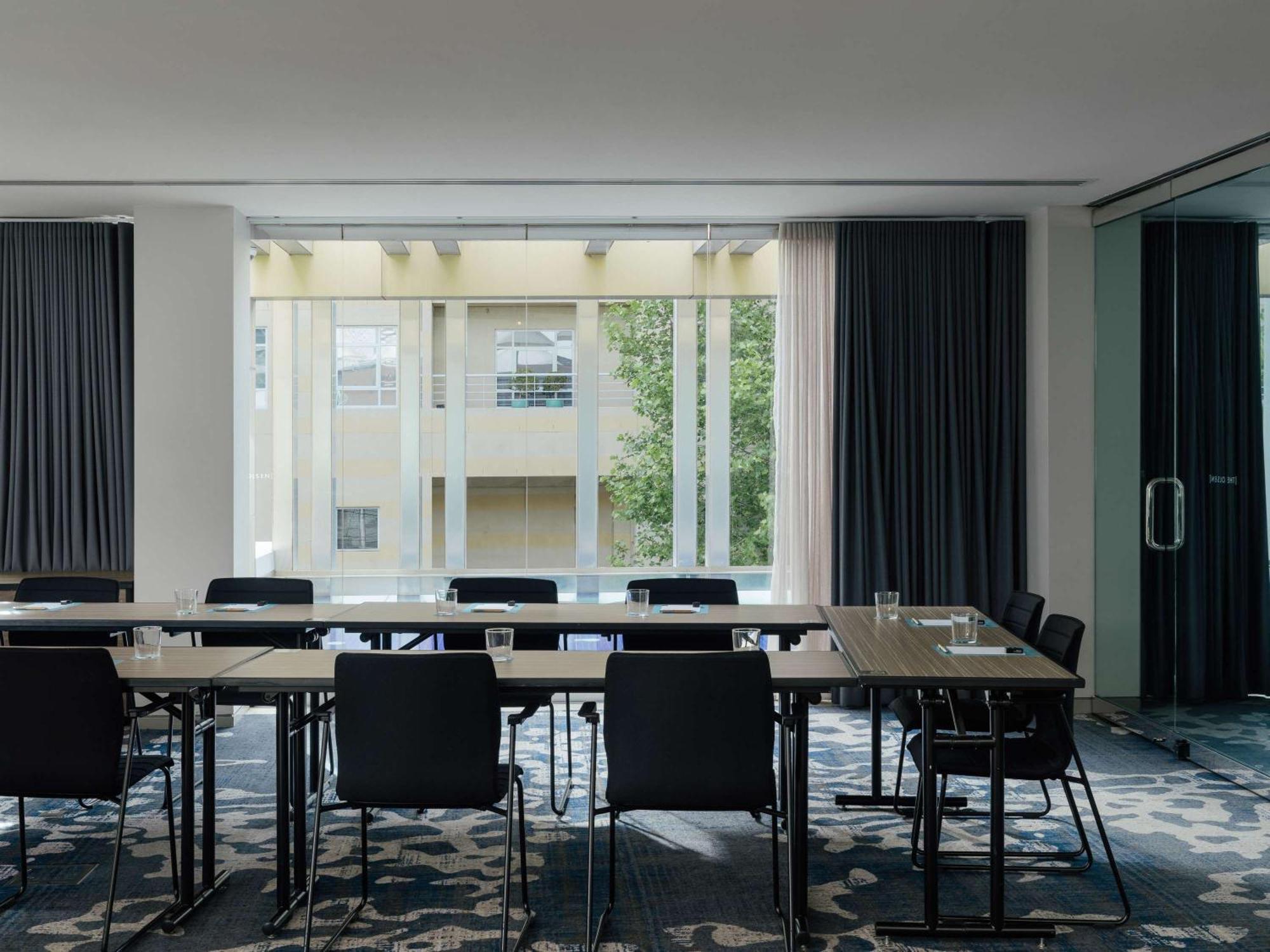 The Olsen Melbourne Art Series Eksteriør bilde Meeting room