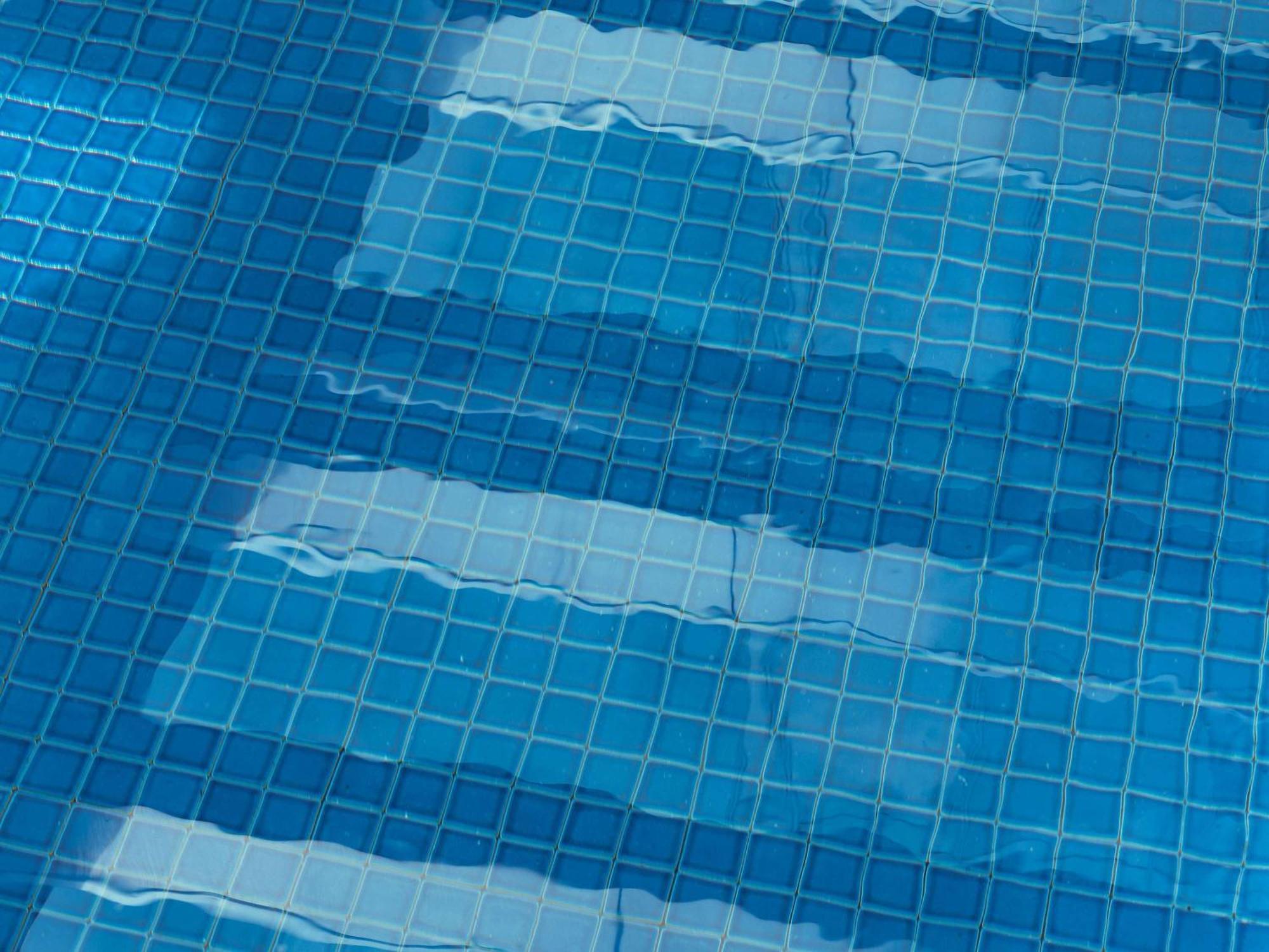 The Olsen Melbourne Art Series Eksteriør bilde A swimming pool with a damaged liner