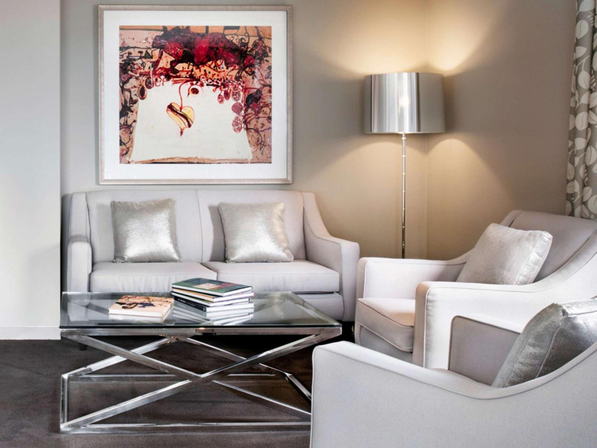 The Olsen Melbourne Art Series Eksteriør bilde A living room with a floor lamp