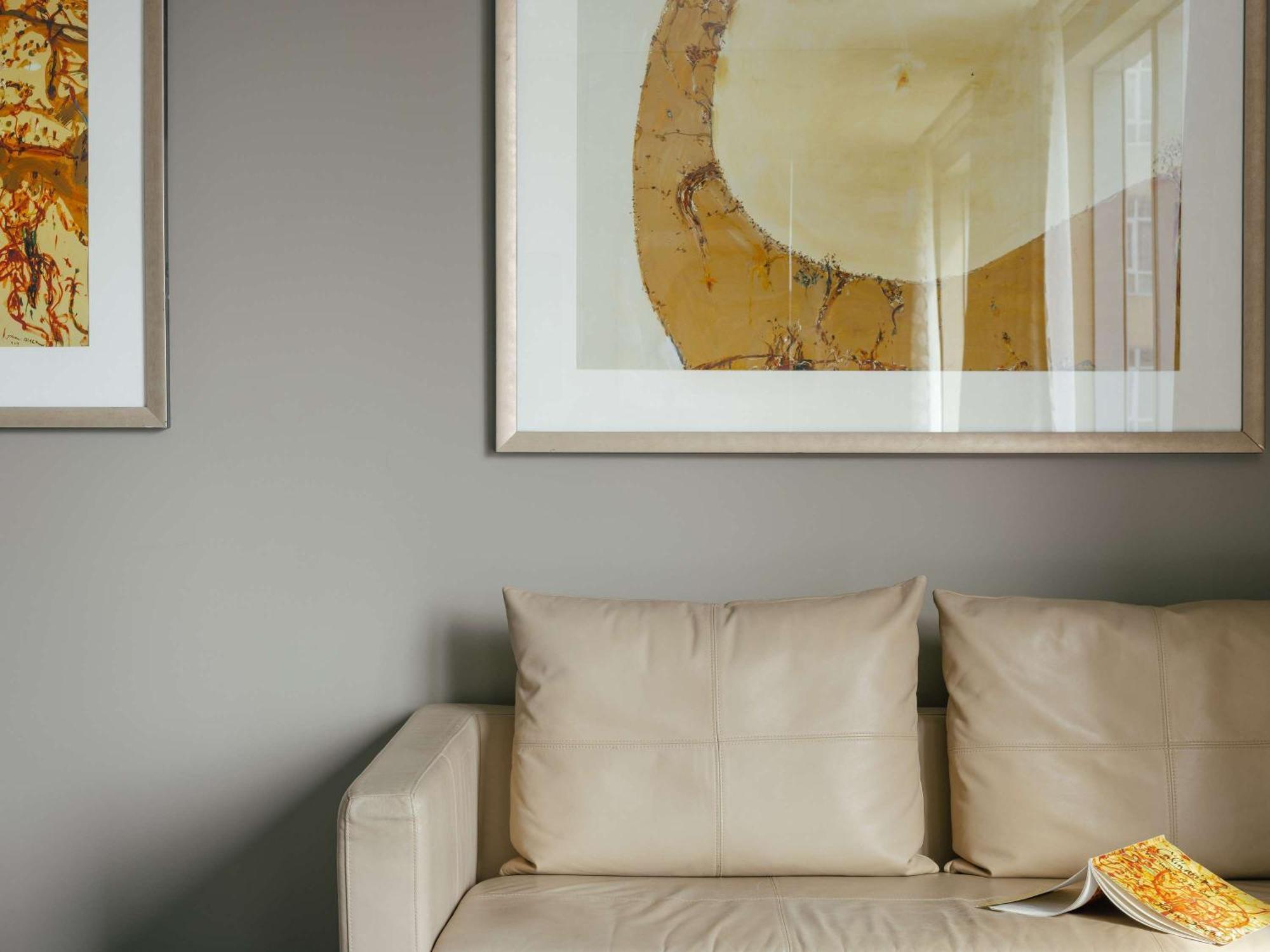 The Olsen Melbourne Art Series Eksteriør bilde A room with a sofa