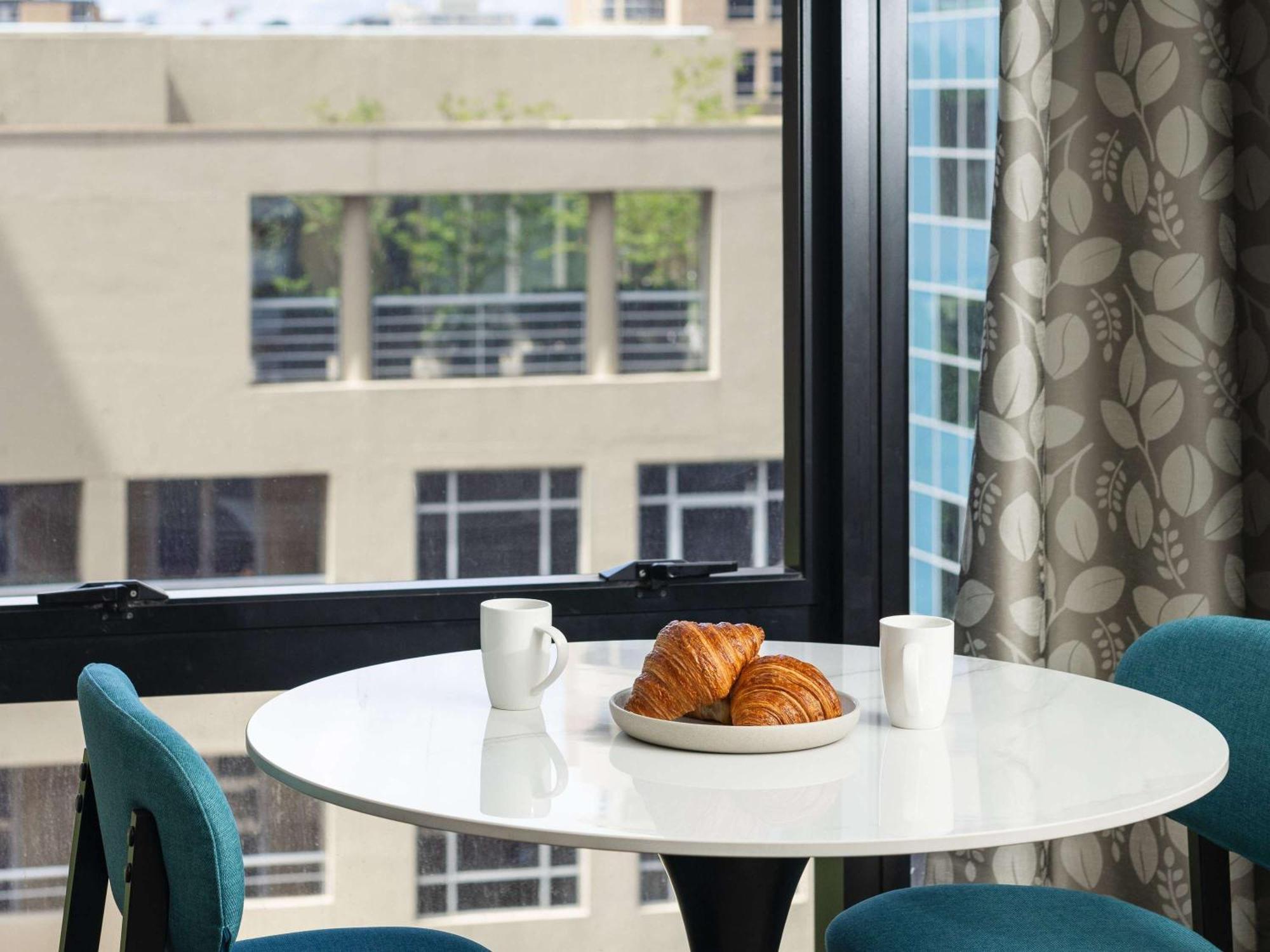 The Olsen Melbourne Art Series Eksteriør bilde A table and chairs