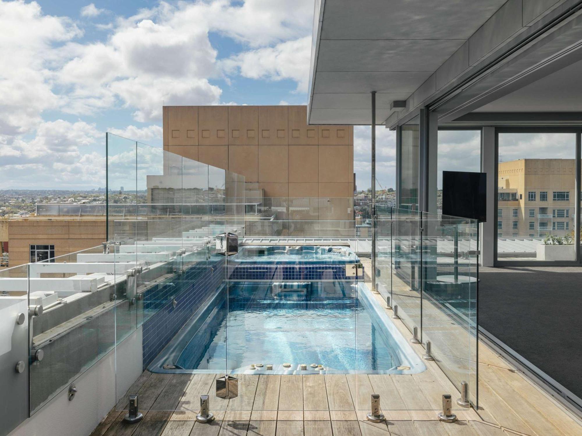 The Olsen Melbourne Art Series Eksteriør bilde The rooftop pool at the hotel